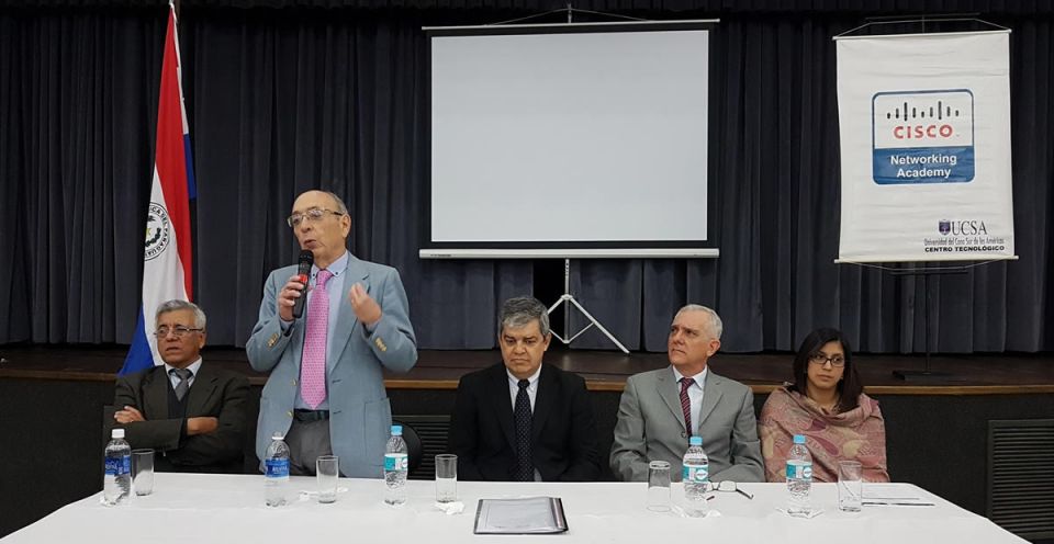 Mag. José Villalba (Vicerrector de Investigación, Desarrollo e Innovación), Ing. Luis Alberto Lima Morra (Rector UCSA), Dr. Enrique Riera (Ministro de Educación), Ing. Jorge Hedderwick (Cisco, CSR Manager MCO), Ing. Gabriela Neira Medina (Cisco Associated